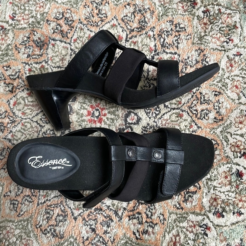 Adjustable Aetrex 3 1/2 “ comfortable sandals